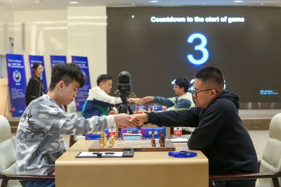 汤姆·哈迪《犯罪家族之地》首曝海报2025-03-13 盖·里奇联手汤老师！