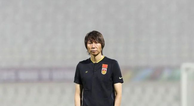 预告片中，两位主人公均以一袭黑衣亮相，颇具神秘感，面对离奇的凶杀案件和举止怪异的女高中生，二人即将拉开一场高能烧脑的推 漫改电影《三角窗外是黑夜》发布海报 10.30上映 2020-07-01 日前，漫改真人影片《三角窗外是黑夜》发布两张最新定档海报，三位主演冈田将生、志尊淳、平手友梨奈均以黑色装扮亮相，神情凝重似有深意。