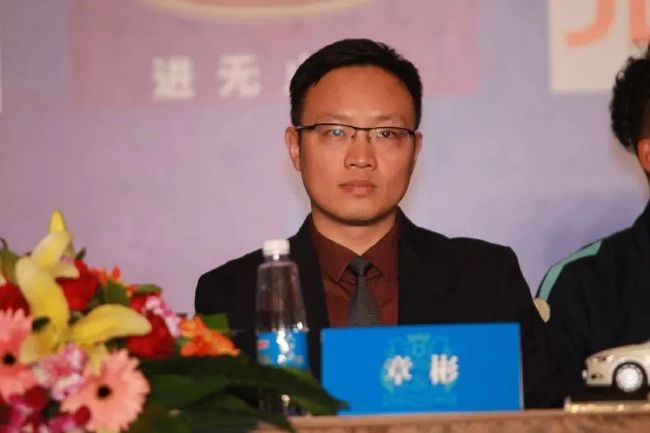 《蛟龙行动》黄轩于适等主创时尚大片 2025-01-22 日前，《时尚芭莎》联合春节档电影《蛟龙行动》发布了一组“双面蛟龙”写真，影片主创黄轩、于适、杜江、蒋璐霞、王彦霖、李九霄分别演绎了两套不同风格的大片，从军装变为日常黑白装，冲破银幕和现实的边界。