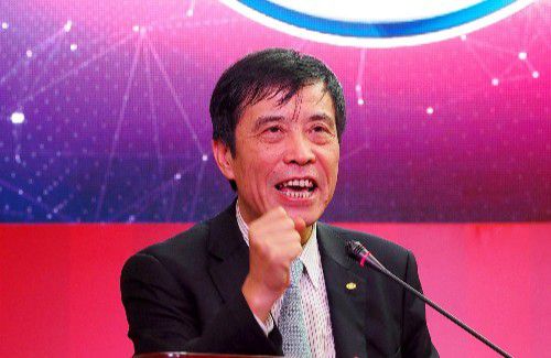 泰勒双手拽衣角防大风，晕染紧身裤包裹逆天长腿，遭到一大堆粉丝围观跟拍一脸淡定。