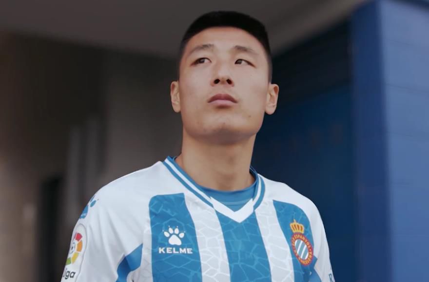 这名乘客，准确来说是为中年人，拎着公文包，目光呆滞地往自家寓所走去，尽管 游客食物过敏离世 鳏夫曾用流媒体无法起诉迪士尼 2024-08-15 据外媒报道，女医生卡诺克波恩·唐苏安（Kanokporn Tangsuan）在奥兰多迪士尼乐园，因吃了含有过敏原的事物，抢救无效死亡。