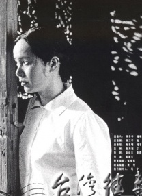 而从影片的服化道来看，本片的时代背景，可能是1980年代。
