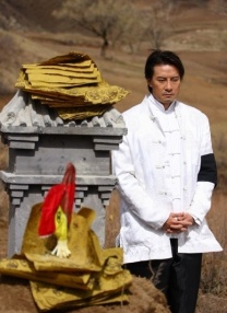李嘉欣携三岁儿子做慈善 女神带萌娃展母性本色 2014-02-26 2月25日，李嘉欣带着三岁的儿子Jayden一同参加慈善活动，为芭蕾舞学童筹款。