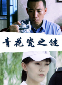 活动中两人不时耳语恩爱甜蜜。